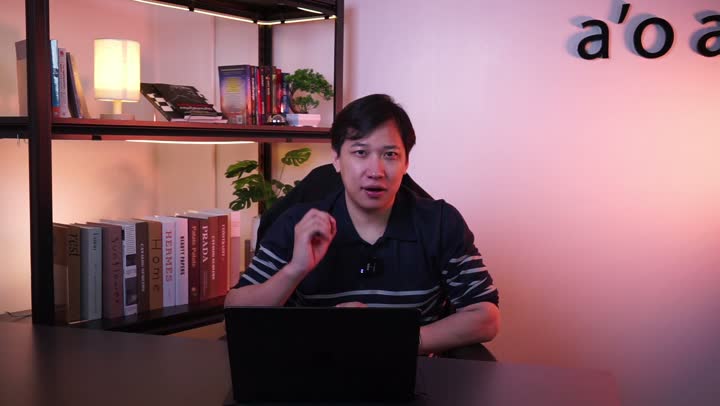 ฟุตเทจดิบแนวนอน มิวนั่งพูดหน้าแล็ปท็อปในห้องทำงาน