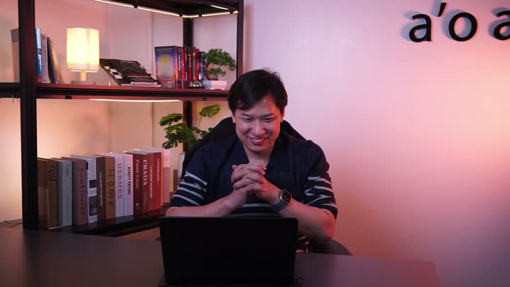 เฟรมจากไฟล์ ห้างานสั้น มิวนั่งพูดหน้ากล้อง แนวนอน